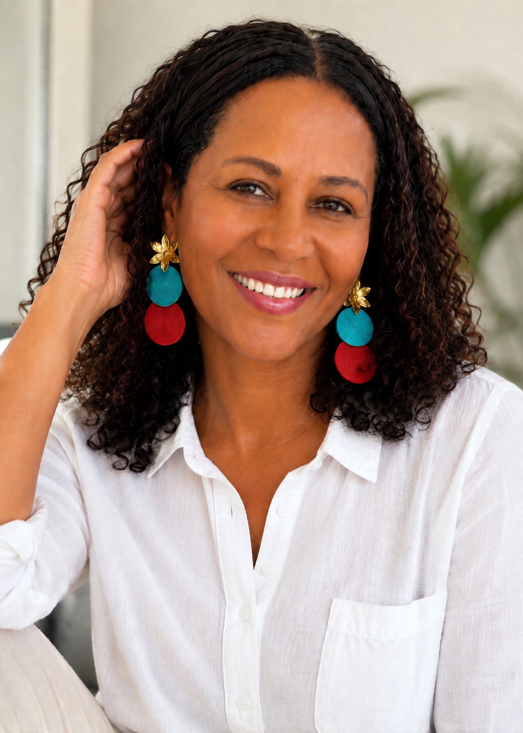 Aretes Macarena hechos a mano en técnica soutache con lirio de bronce bañado en oro 24k - Guapissima