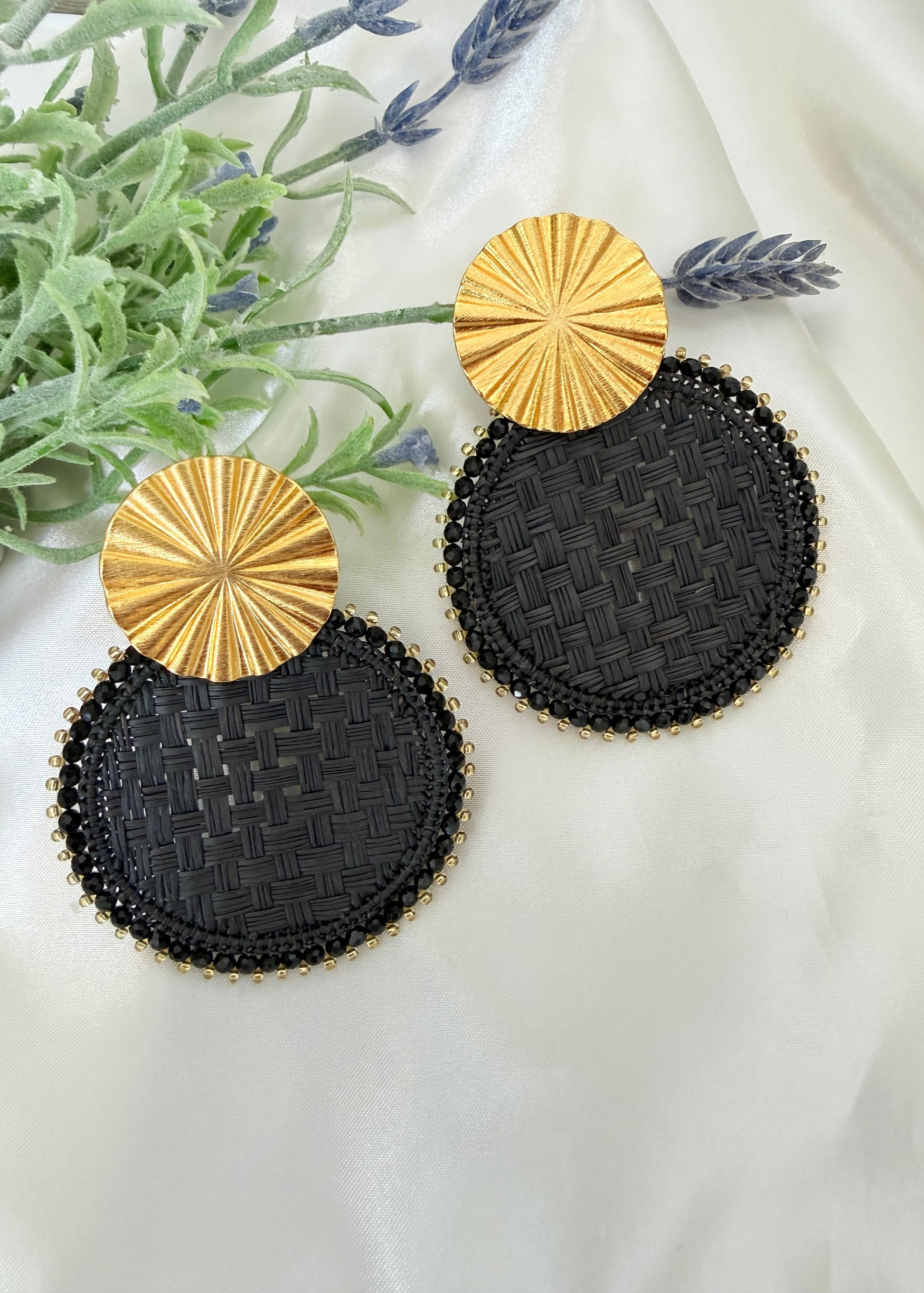 Aretes Liora artesanales, vista de estilo con broche dorado texturizado