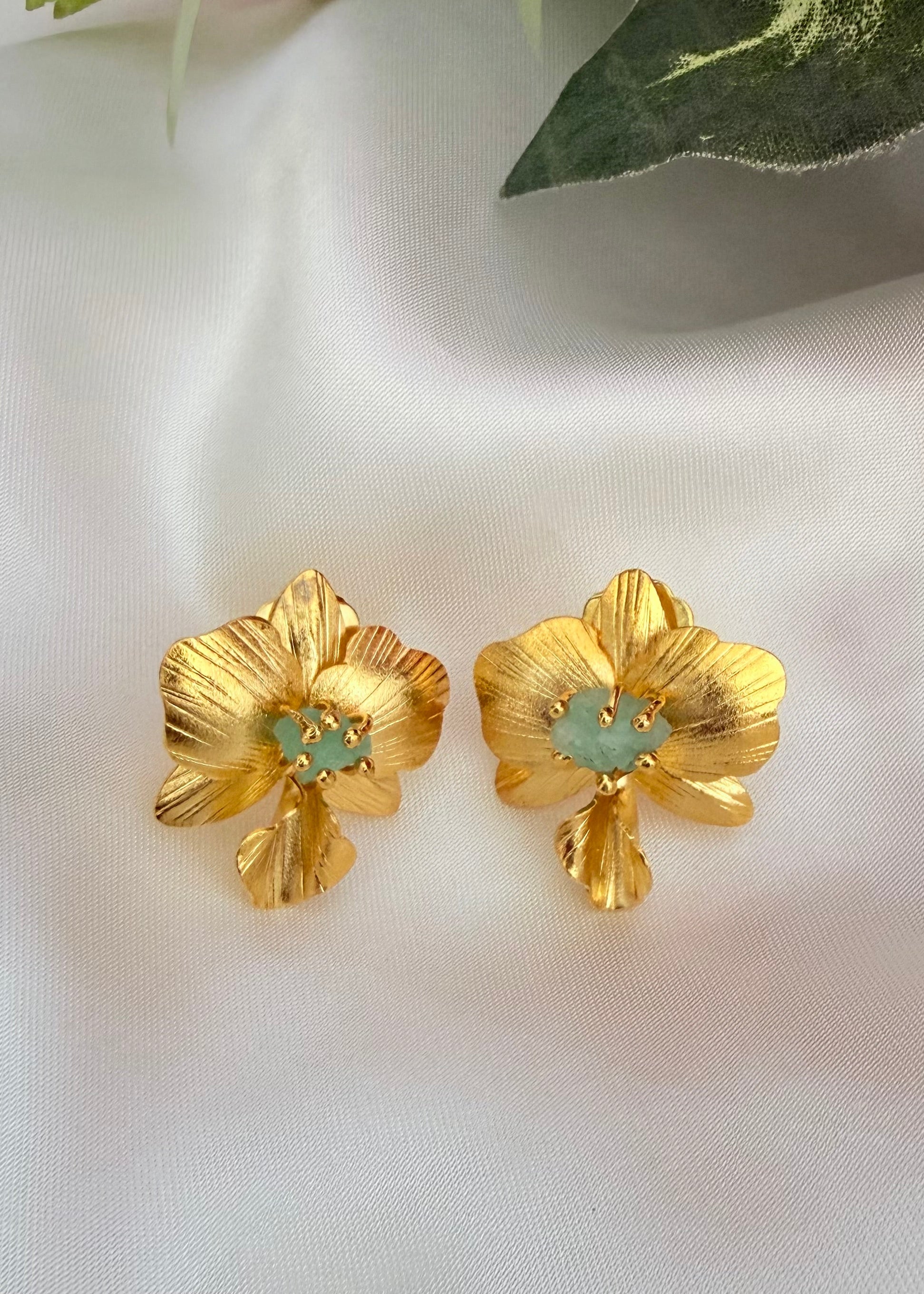 Bloom handcrafted earrings close-up – elegant floral jewelry by Guapissima