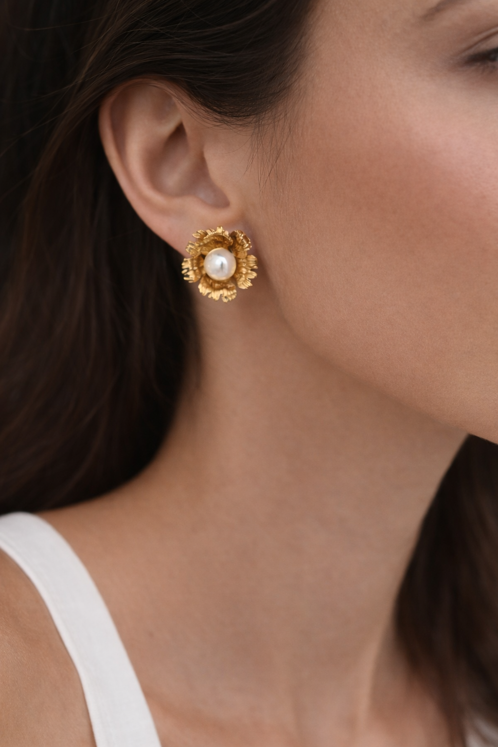 Kelly Stud Earrings – 24K gold-plated pearl flower handmade jewelry by Guapíssima