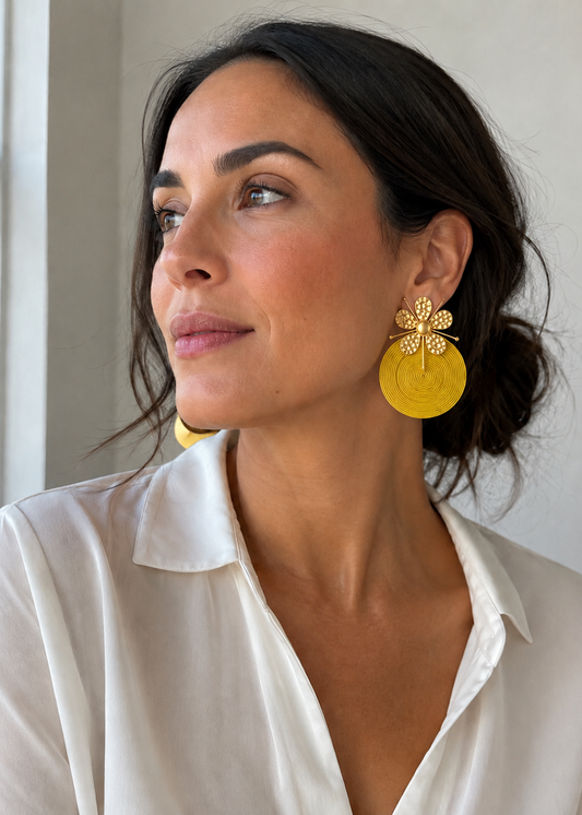 Aretes Florida en soutache amarillo con flor dorada estilo margarita - Guapissima
