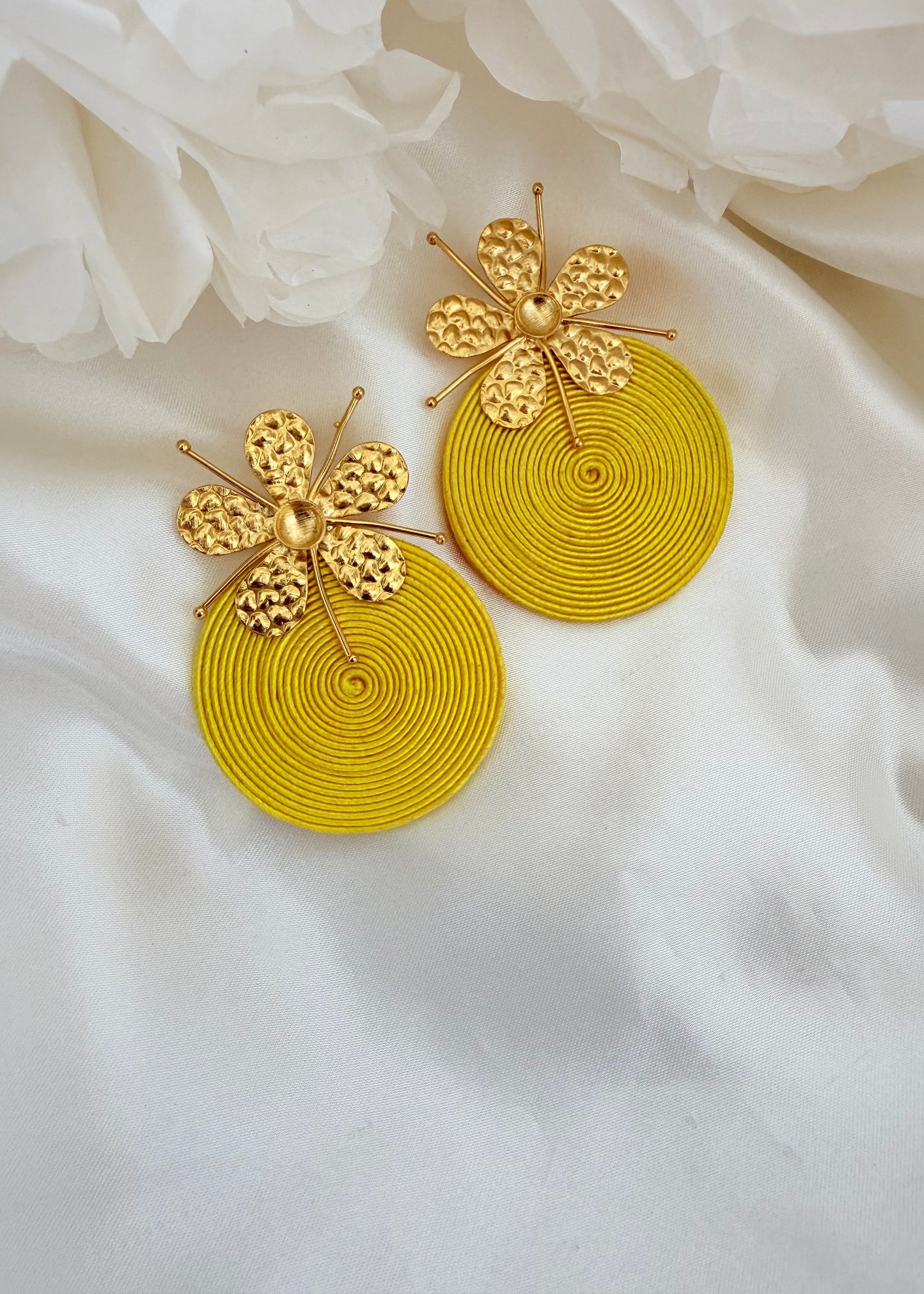 Aretes Florida artesanales soutache amarillo, vista de estilo sobre tela